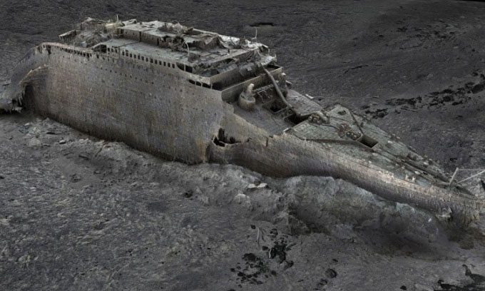 Titanic wreck on the ocean floor