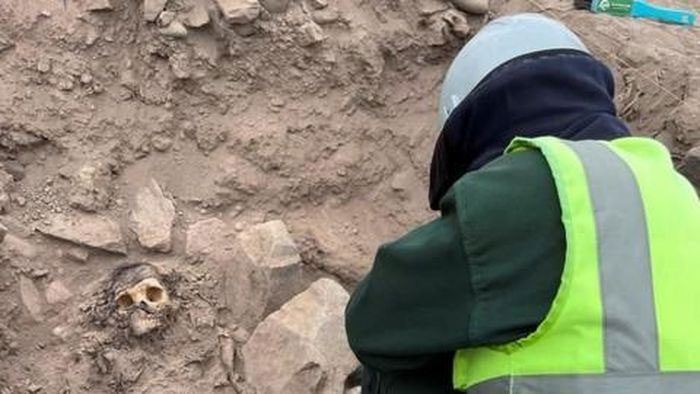 3000-year-old mummy at the excavation site