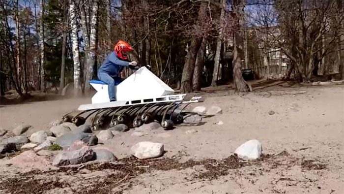 The shape of the vehicle resembles that of a many-legged centipede.