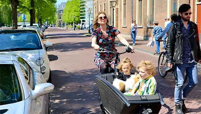 Parents often use “bakfiets” or “cargo bikes” equipped with child seats
