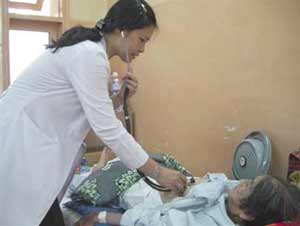Dr. Le Bach Lan examining patient Tran Thi Re