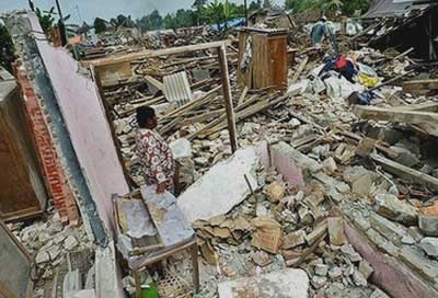 On May 27, a 6.3 magnitude earthquake struck the city of Yogyakarta in Java, resulting in nearly six thousand deaths.