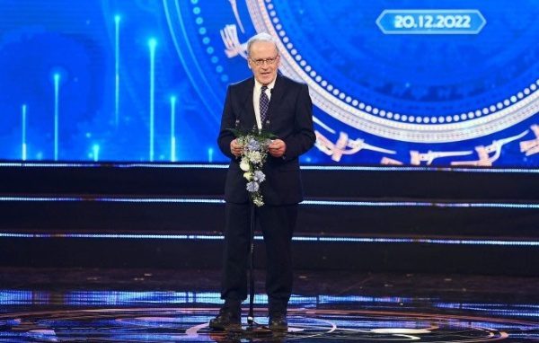Professor Leslie Gabriel Valiant receives the award on behalf of and shares the speech of the two authors.