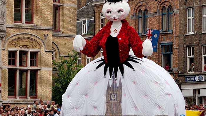 The giant cat Minneke Poes participating in the Kattenstoet parade.