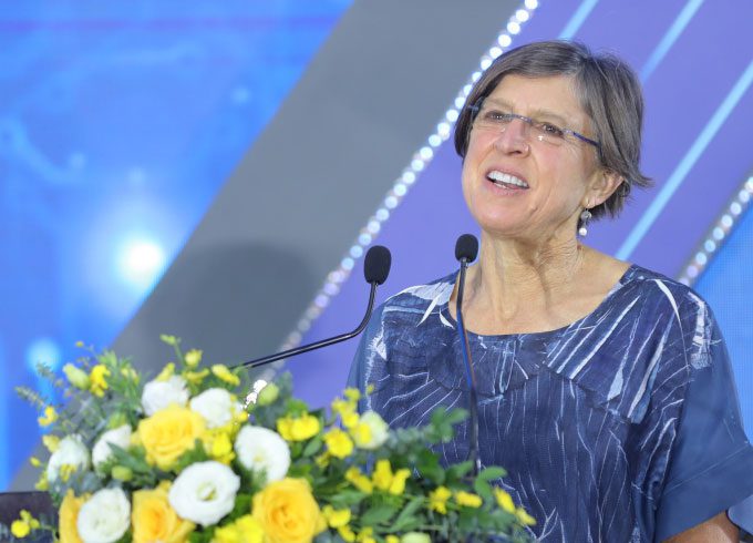 Professor Pamela C. Ronald sharing her research journey on December 21 in Hanoi.