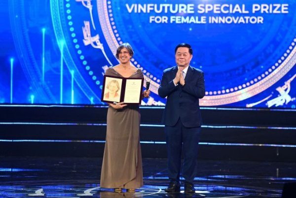 Professor Pamela C. Ronald (left) receives the special award for female scientists.