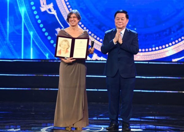 Professor Pamela C. Ronald (left) at the awards ceremony on December 20 in Hanoi.