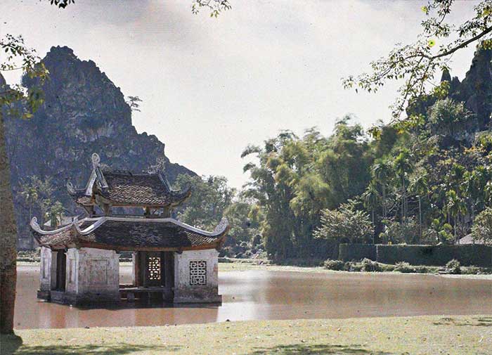 Long Chiểu pond with the pavilion and Sài Sơn mountain – where Thầy Pagoda is located – in the background.
