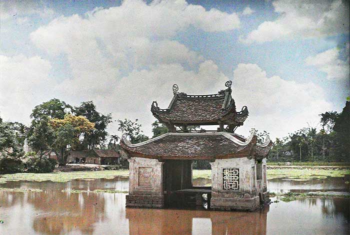 The pavilion in the Long Chiểu pond in front of Thầy Pagoda.