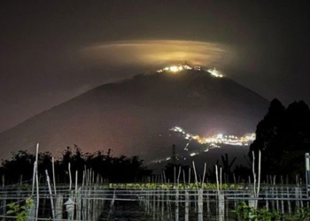 appearance of light phenomena on ba den mountain rare lightning collision 125838