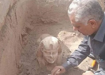 archaeologists in egypt discover a human wall painting from the time of 126300