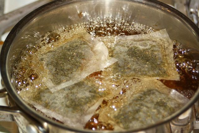Mixing tea leaves with water provides a pest prevention solution.