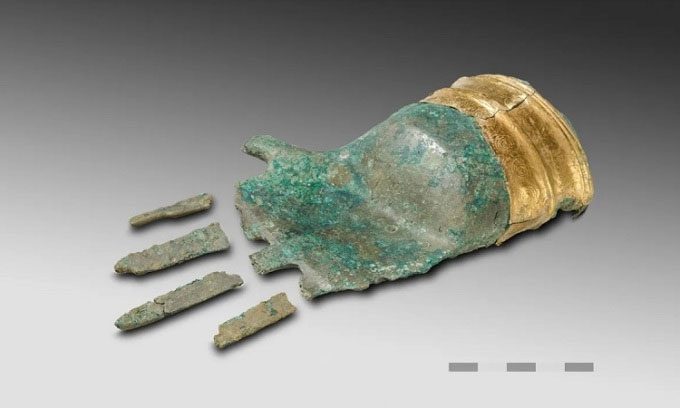 Bronze hand and broken fingers found in the grave.