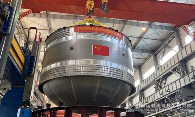 Fuel tank with a diameter of 9.5m.