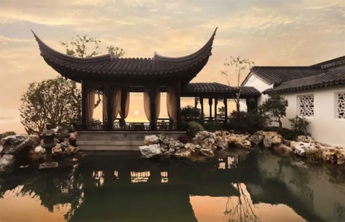 All 32 bedrooms of the villa face south for ideal sunlight exposure.