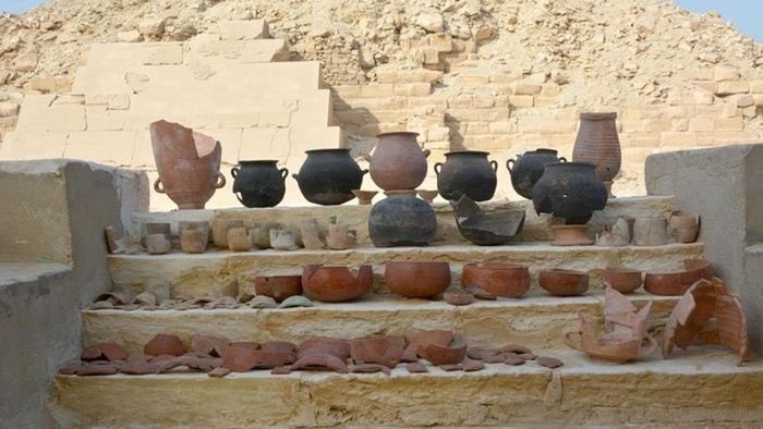Jars and containers holding embalming liquids excavated from a workshop
