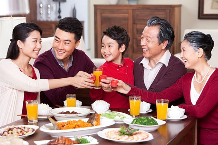 Consuming many foods during Tet can lead to bloating and distension.