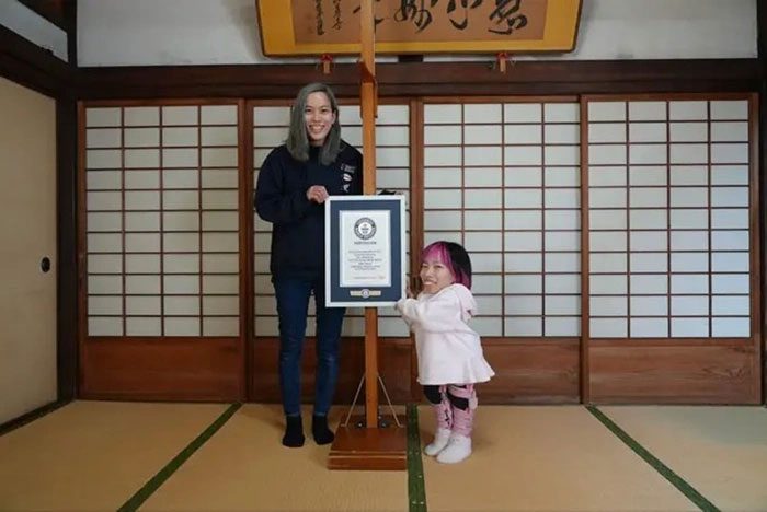 Yoshie and Michie receiving the Guinness record.