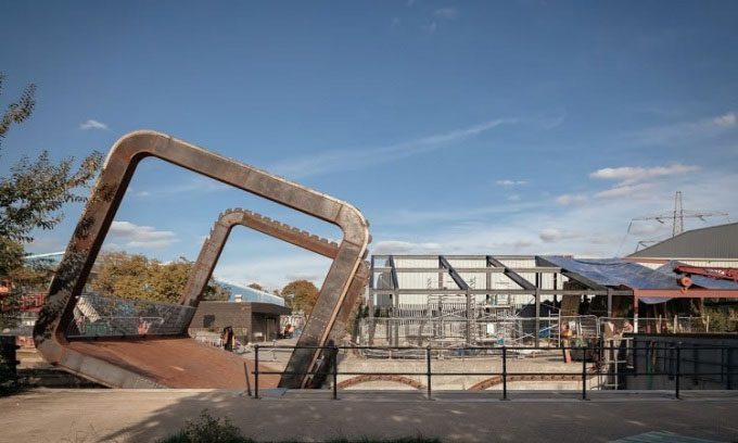 The rolling bridge operates using a hand-operated winch. 