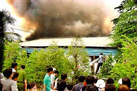 The fire completely destroyed 14 houses, but there were no casualties.