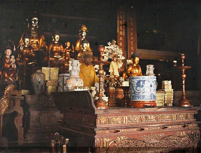 Interior space of Thượng Pagoda, located on the slope of Sài Sơn mountain.