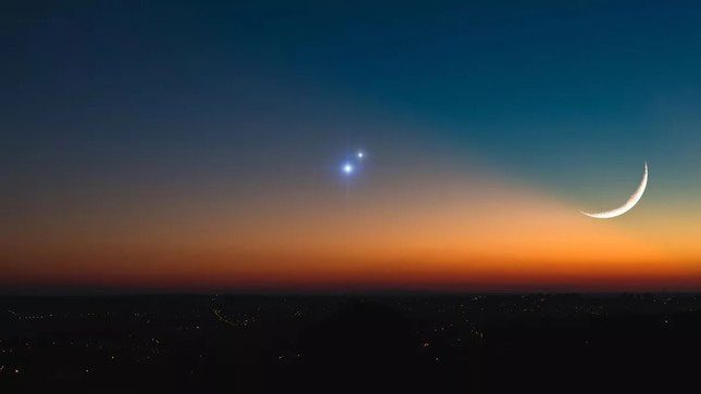 A planetary conjunction next to the crescent moon