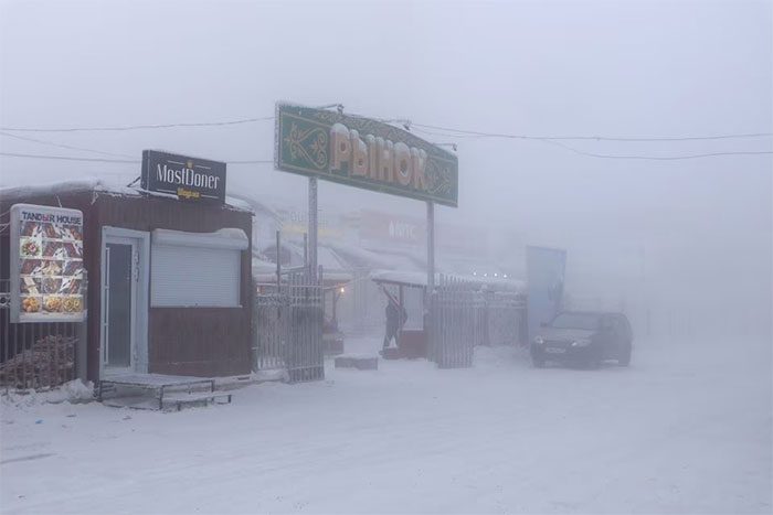 Scene of an outdoor market on a freezing day in Yakutsk.