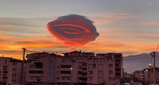 Lens-shaped cloud resembling a UFO