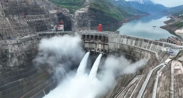 The dam is located in a river valley, where hydrostatic pressure can extend to the surrounding mountain ranges.