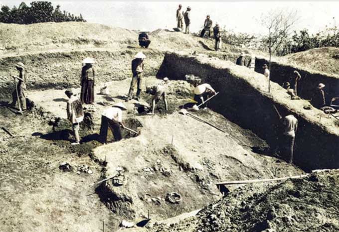 Excavation of the Bình Đa archaeological site in 1979.