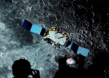 discovery of explosive hydrogen bubbles on the surface of the moon could contain trillions of tons of water 126615
