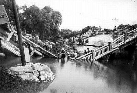 The Thang Loi Bridge in Tangshan collapsed.