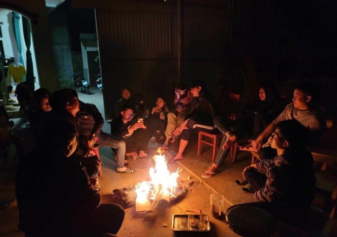 Residents of Hanoi use heating during the cold wave in December 2022.