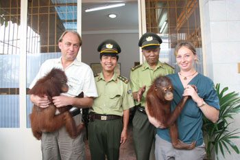 Taking commemorative photos and thanking the Vietnamese forest rangers