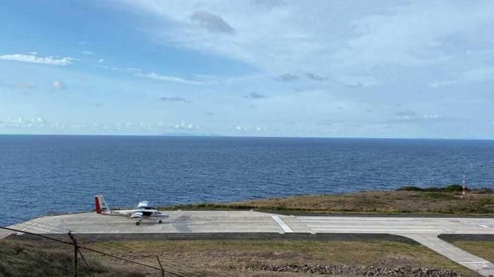 The plane moves on the runway at Saba Island.