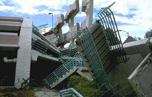 A building collapsed due to an earthquake in California