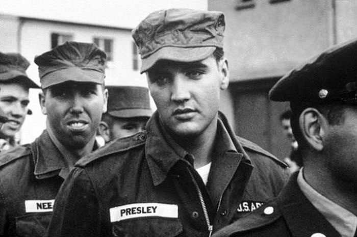 A rare photo of the King of Rock and Roll, Elvis Presley, serving in the military, 1958.