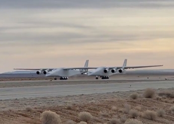 experimental aircraft with longer wingspan than football field 125325