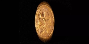 found golden figurine happy foreigners in a dream over 3300 years old 125029