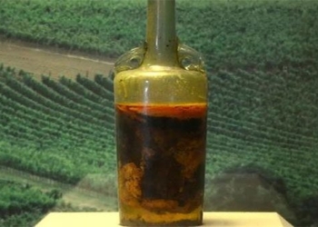 found wine bottle 1 700 years old in grave expert says it can still be drunk 125411