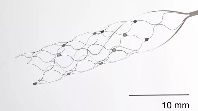 A new brain-computer interface device that does not require open-brain surgery for implantation.