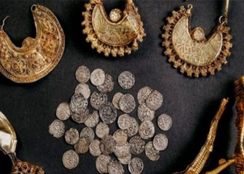golden flag discovery treasure jewelry and coins 1 000 years on the field 126306