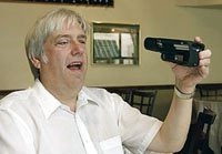 handheld device helps blind read printed news 6614