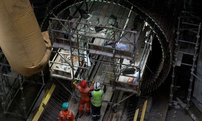 Engineers mobilizing a tunneling machine to excavate the underground sewer.