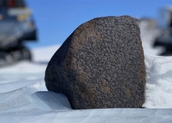 heavenly stone appears on the southern ice cap 125415