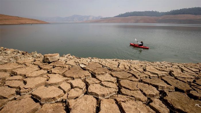 Cracked surface of Oroville Lake, California due to severe drought