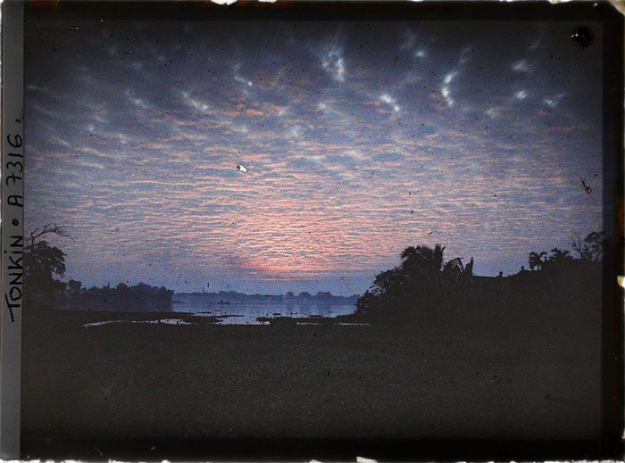 The dreamy sky during twilight at West Lake.