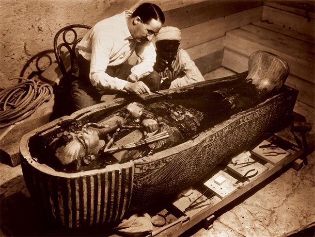 Scientist Howard Carter excavating the remains of the young king Tutankhamun