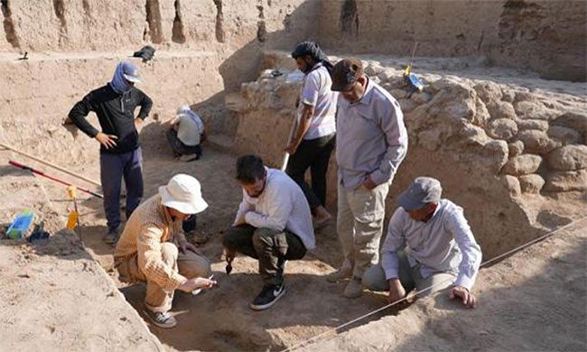 Experts excavating the ancient temple in Girsu.