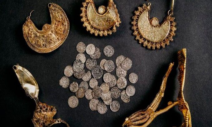  Lorenzo Ruijter discovered the medieval treasure in a field.